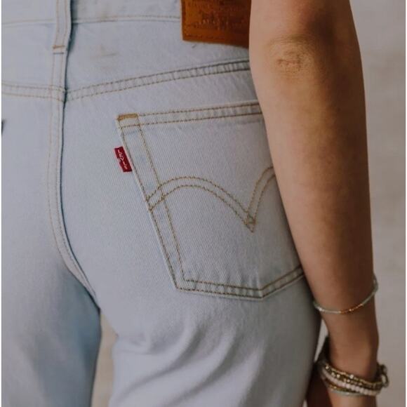 NWT Levi's Premium Wedgie Straight Jean in Color Seasons Greetings Size 27 - Picture 9 of 9